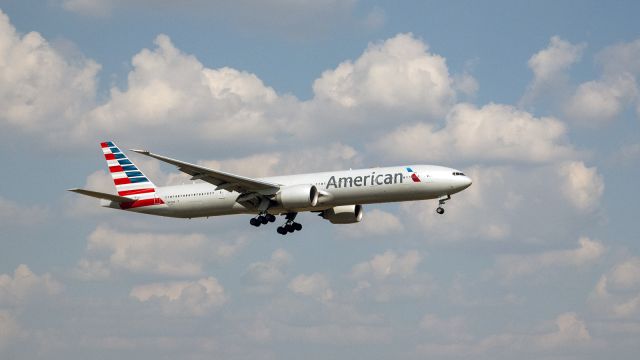 BOEING 777-300ER (N728AN) - AA126 on final from VHHH (HKG)