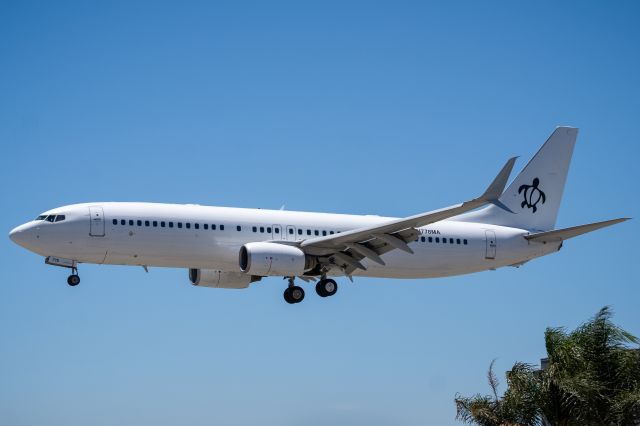 Boeing 737-800 (N778MA) - Kaiser Air flight 505 a 737-800 (N778MA)  landing on runway 8 at KBUR from KOAK.