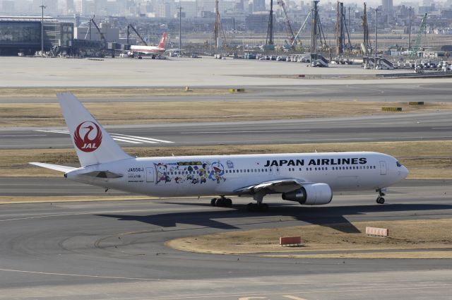 BOEING 767-300 (JA656J) - Taxing at Haneda Intl Airport on 2013/01/30 "Comic Doraemon c/s"