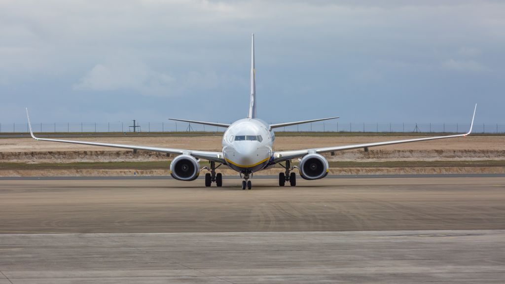 Boeing 737-700 (EI-GJT)