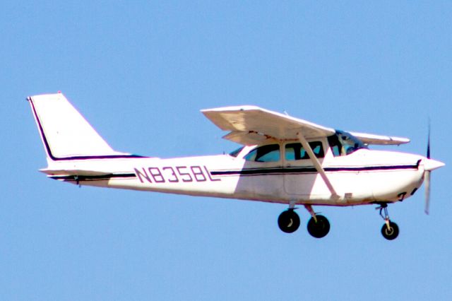 Cessna Skyhawk (N8358L)