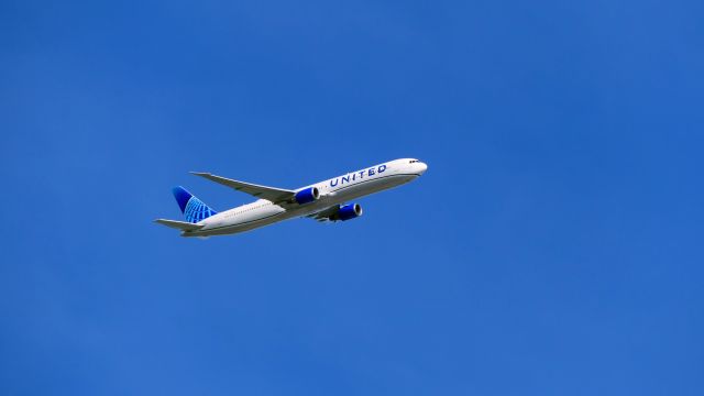 BOEING 767-400 (N76064)