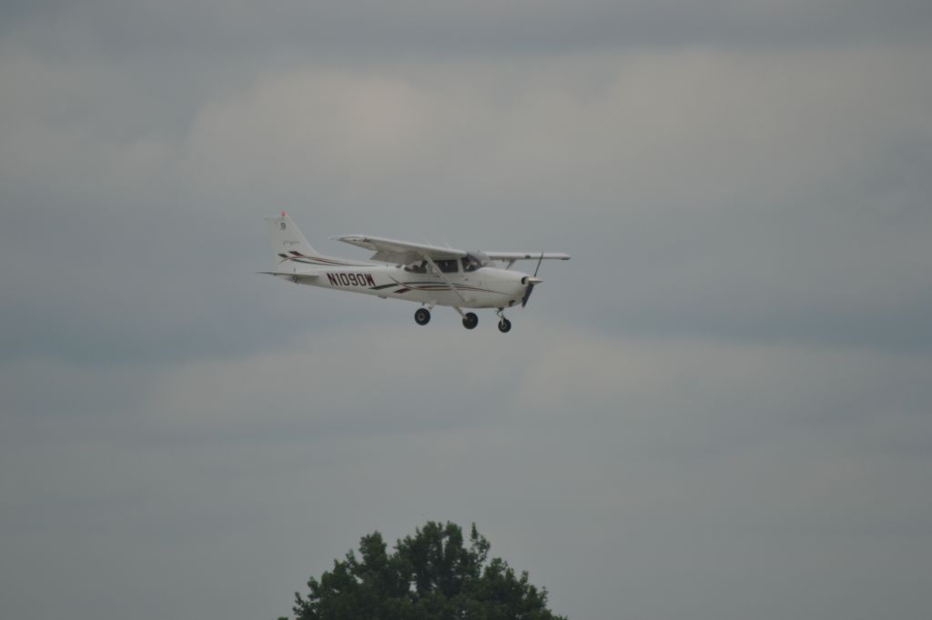 Cessna Skyhawk (N1090W) - N1090W approaching Runway 15 for touch and go in Sioux Falls SD on 6-12-15