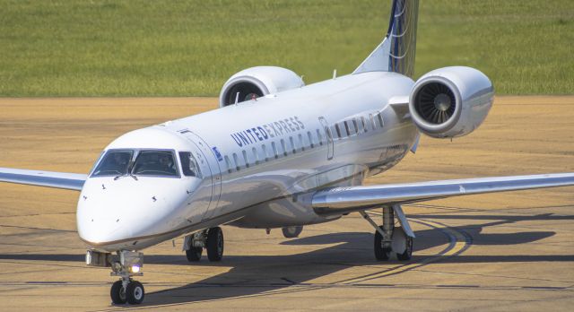 Embraer EMB-145XR (N11191) - Taxiing in on a single engine