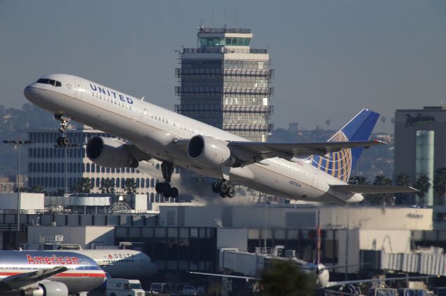 Boeing 757-200 (N573UA)