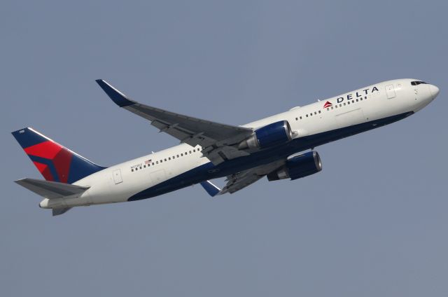BOEING 767-300 (N173DZ)