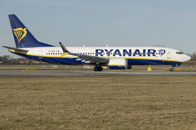 Boeing 737-700 (EI-HGE) - East og Runway 04R