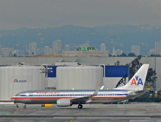 Boeing 737-800 (N909NN)