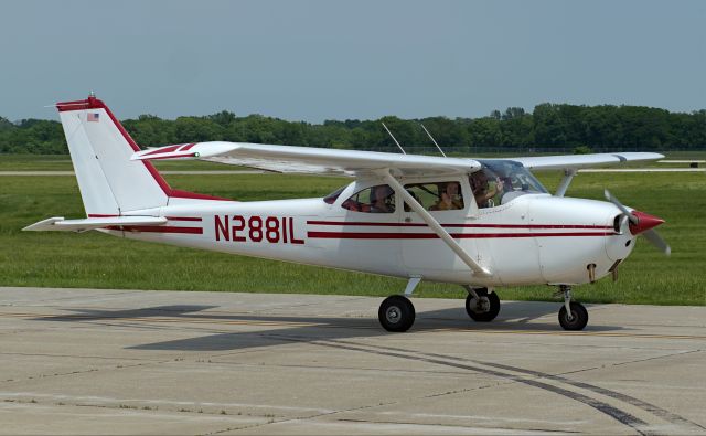 Cessna Skyhawk (N2881L) - MEMORIES BEING MADE FOR "YOUNG EAGLES" THRU EAA CHAPTER 135. 