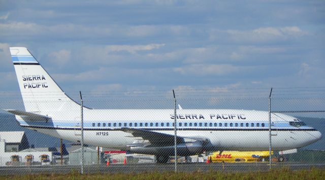 Boeing 737-200 (N712S) - A closer view of N712S.