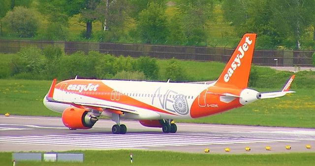 Airbus A320 (G-UZHE)