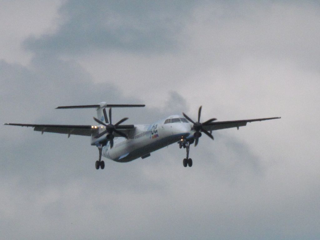 de Havilland Dash 8-400 (G-ECOJ)