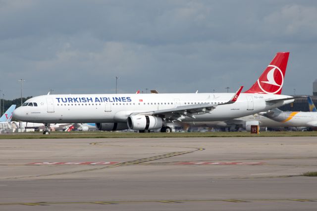 Airbus A321 (TC-JSO) - THY1993 arriving from Istanbul