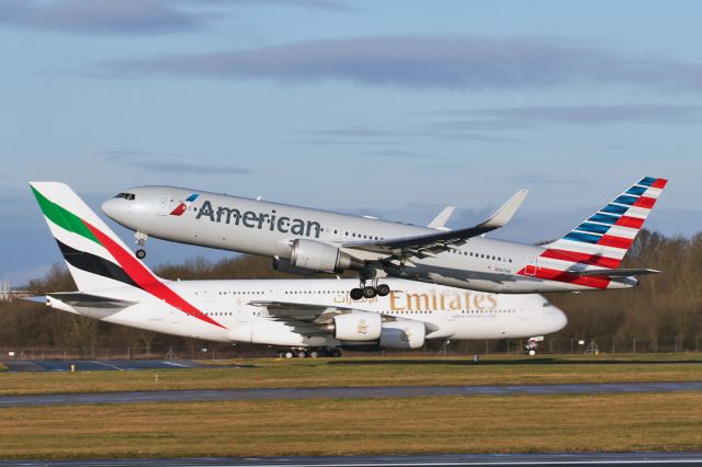 BOEING 767-300 (N347AN) - AA735 departs after the arrival of EK17