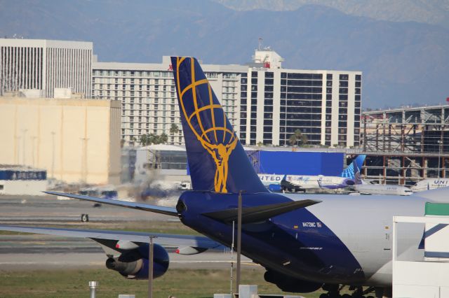 Boeing 747-400 (N472MC)