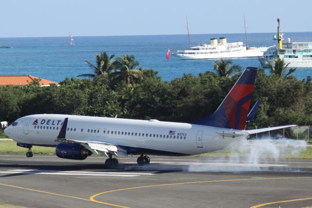 Boeing 737-800 (N3753)
