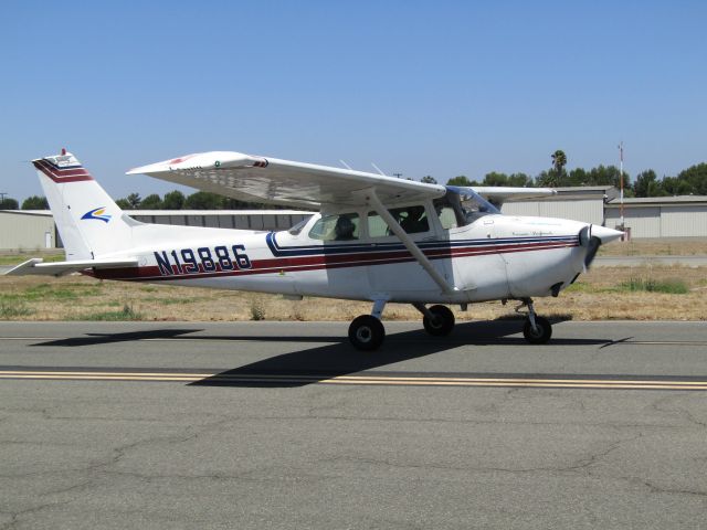 Cessna Skyhawk (N19886) - Taxiing to ramp