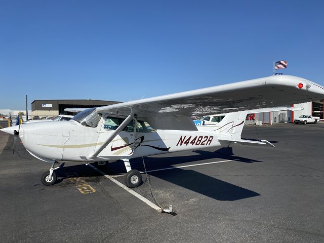 Cessna Skyhawk (N4482R) - Getting ready for its flight from CHD for the day.