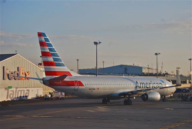 Boeing 737-700 (N935NN)