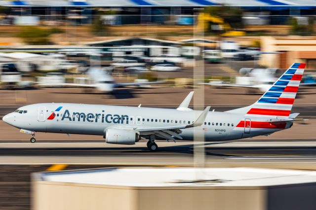 Boeing 737-800 (N314PD) - An American Airlines 737-800 landing at PHX on 2/28/23. Taken with a Canon R7 and Canon EF 100-400 L ii lens.