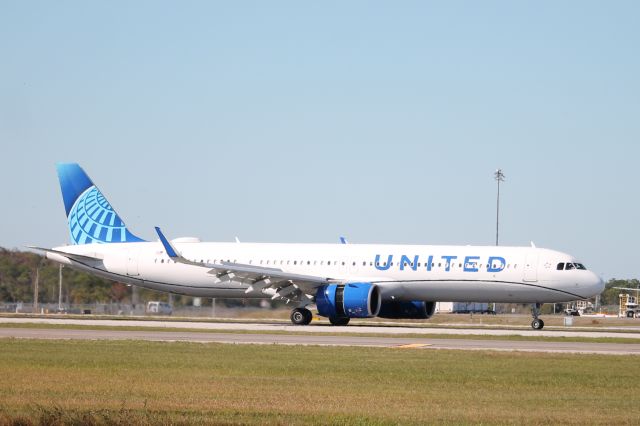 Airbus A321neo (N14509) - United Flight 335 arrives on Runway 6 at Southwest Florida International Airport following flight from Chicago-O’Hare International Airport (12/2/24)