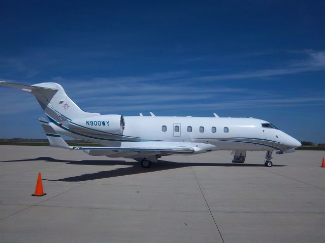 Bombardier Challenger 300 (N900WY)