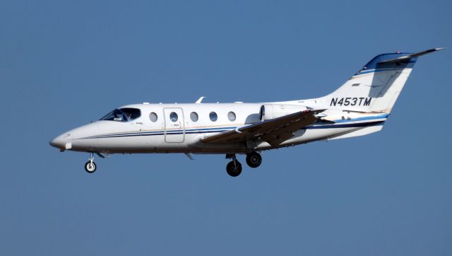 Beechcraft Beechjet (N453TM) - On final is this 2008 Hawker Beechcraft Beechjet 400A in the Winter of 2020.