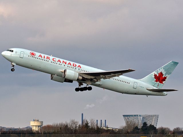 BOEING 767-300 (C-GSCA) - St. Magleby RWY22R