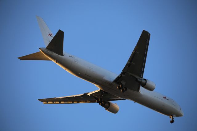 BOEING 767-300 (N226CY)