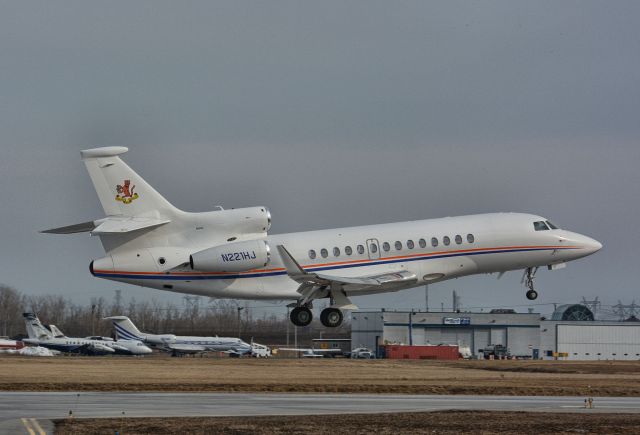 Dassault Falcon 7X (N221HJ) - Landing in CYHU. 12-04-2019