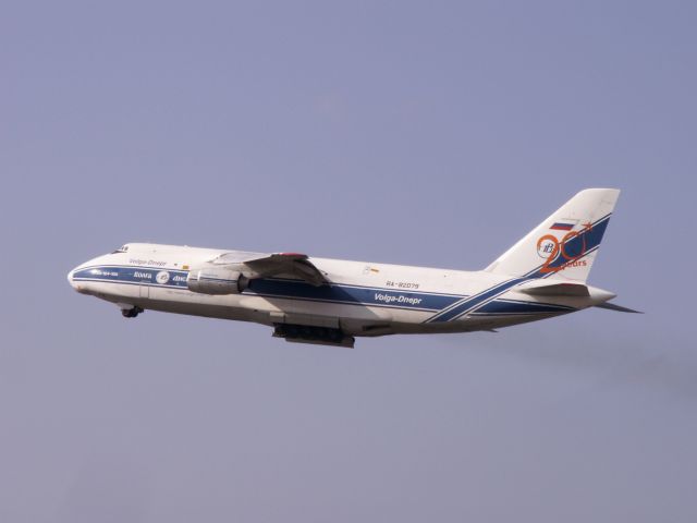 Antonov An-124 Ruslan (RA-82079) - AN124-100 RA-82079 der Volga Dnepr startet am 29.06.2013 vom Airport TZX. Aufgenommen von der Straßenbrücke direkt am Airport.