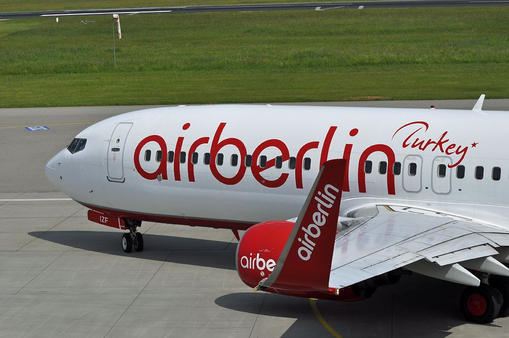 Boeing 737-700 (TC-IZF)