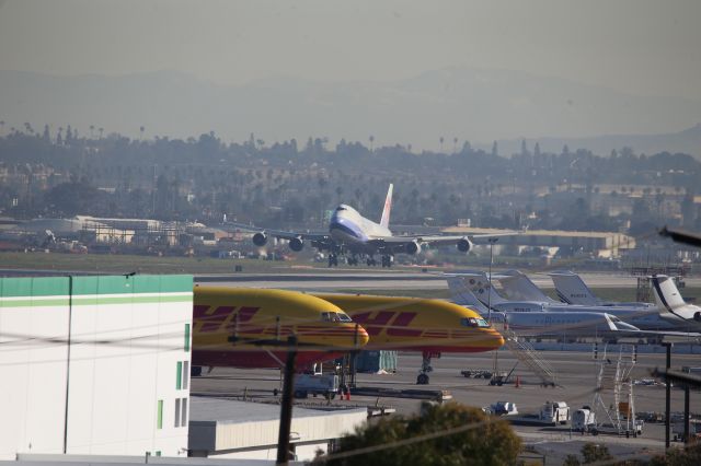 Boeing 747-400 (B-18723)
