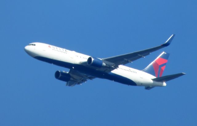 BOEING 767-300 (N156DL) - Shown here a few minutes from landing is a Delta Air Boeing 767 in the Summer of 2016.