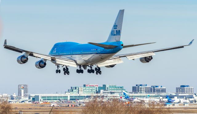 Boeing 747-400 (PH-BFN) - Arriving from Amsterdam just moments from touching down on runway 05 at YYZ