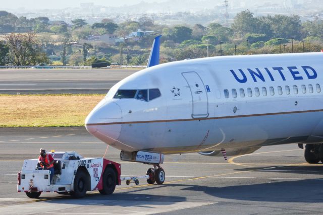 Boeing 737-800 (N12216)