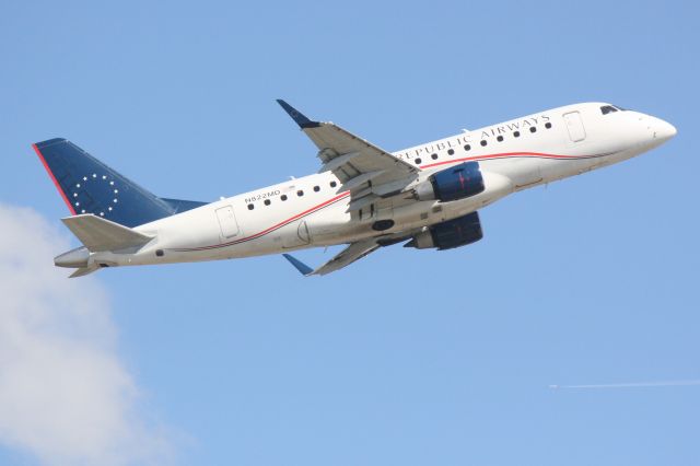 Embraer 170/175 (N822MD) - Republic Airlines/US Airways Express Flight 3330 (N822MD)  departs Runway 14 at Sarasota-Bradenton International Airport enroute to Reagan National Airport