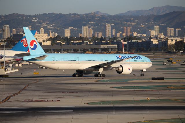 BOEING 777-300ER (HL8009)