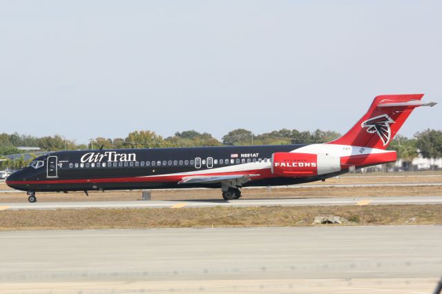 Boeing 717-200 (N891AT) - AirTran Flight 696 (N891AT-Falcons One) arrives on Runway 14 at Sarasota-Bradenton International Airport following a flight from Hartsfield-Jackson Atlanta International Airport