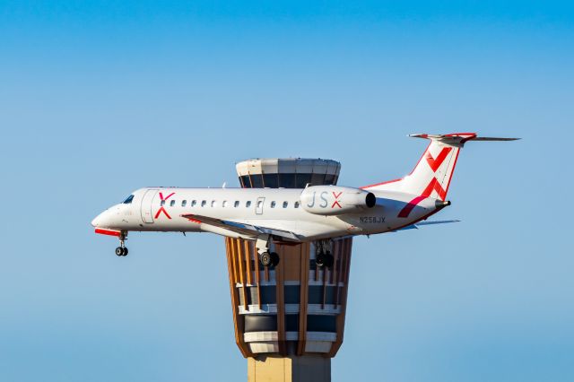 Embraer ERJ-135 (N258JX) - A JSX ERJ135 landing at PHX on 2/5/23. Taken with a Canon R7 and Tamron 70-200 G2 lens.