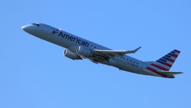 Embraer ERJ-190 (N967UW) - On final is this 2008 American Airlines Embraer ERJ-190 in the Spring of 2019.