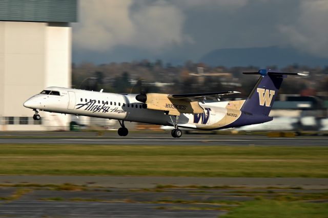 de Havilland Dash 8-400 (N435QX)