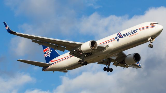 BOEING 767-300 (N349CM) - Runway 18L arival