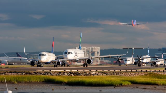 Embraer 170/175 (N264SY) - Afternoon rush hour