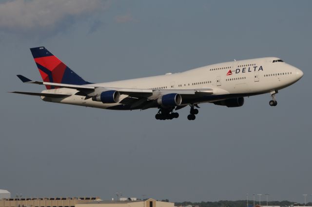 Boeing 747-400 (N674US)