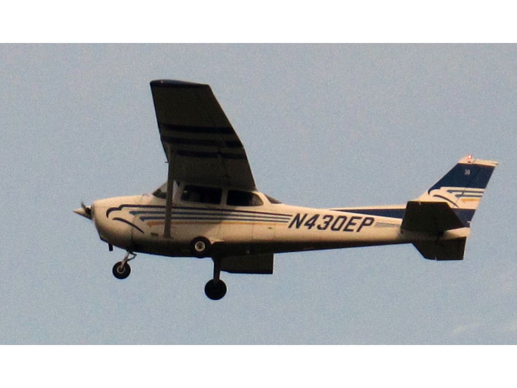 Cessna Skyhawk (N430EP) - Take off runway 26.