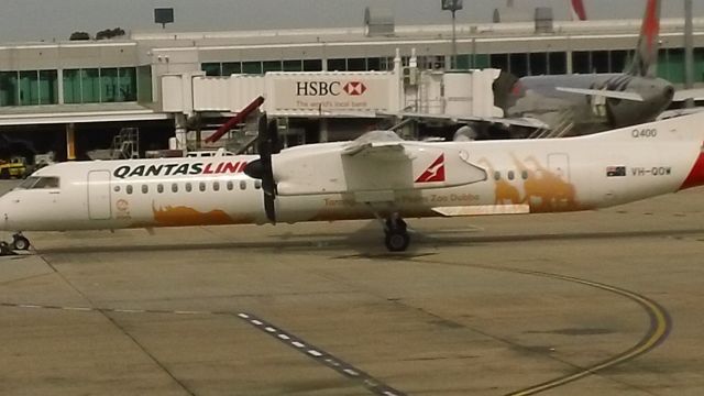 de Havilland Dash 8-400 (VH-QOW)