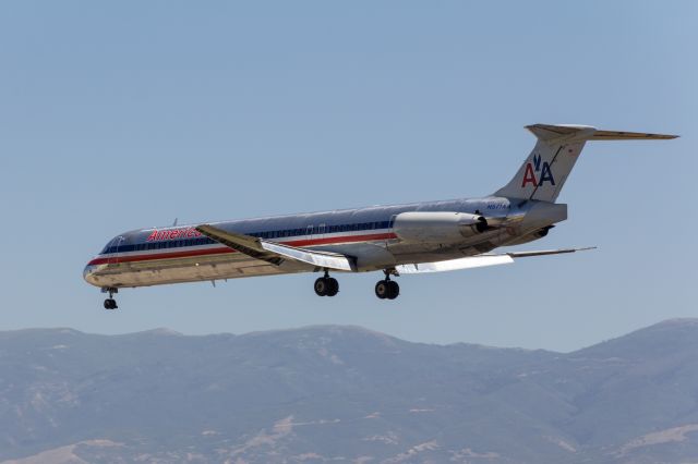 McDonnell Douglas MD-83 (N571AA)