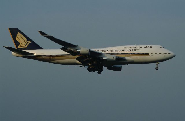 Boeing 747-400 (9V-SPG) - Final Approach to Narita Intl Airport Rwy16R on 1997/07/19