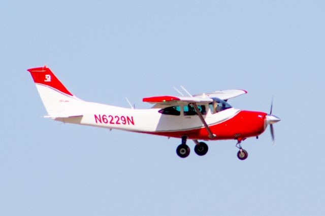 Cessna Skylane (N6229N)